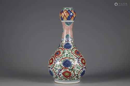 Colorful lotus and garlic bottle in Ming Dynasty