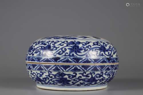 Blue and white tangled lotus flower and bird box of Ming Dyn...