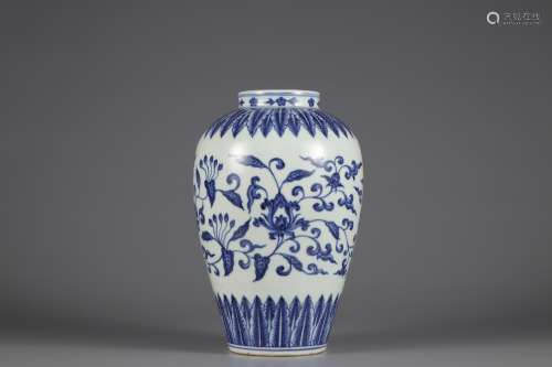 Qing Dynasty blue and white flower bottle