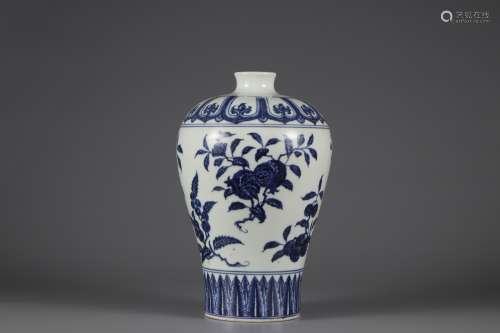 Ming Dynasty blue and white flower and fruit plum vase
