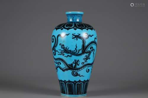 Blue glazed plum vase with dragon pattern in Ming Dynasty