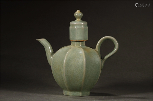 A Chinese Porcelain Wine Pot