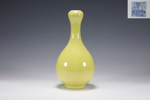 A Yellow Glazed Garlic Head Vase Qianlong Period