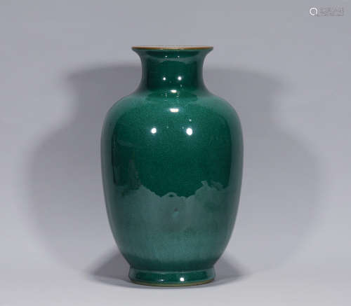 A Green Glaze Vase Qing Dynasty