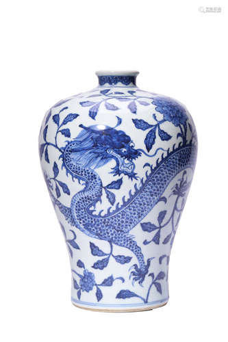 Chinese Blue White Dragon Porcelain Vase