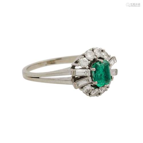 Ring mit Smaragd und Diamanten von zus. ca. 0,5 ct,