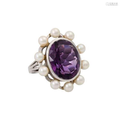 Ring mit Amethyst und kleinen Perlen,