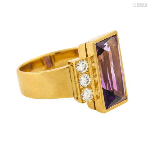 Ring mit Amethyst flankiert von 6 Brillanten, zus. ca. 0,54 ...