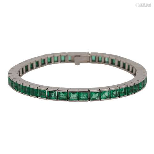 Armband mit 45 Smaragdcarrés von schöner Farbe und Leuchtkra...