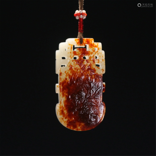 A CHINESE HOLLOW CARVED JADE PENDANT