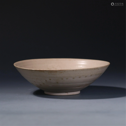 A CHINESE XING-TYPE WHITE PORCELAIN BOWL