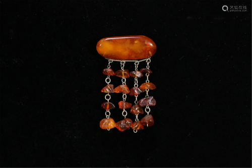 A CHINESE AMBER TASSEL BREAST-PIN