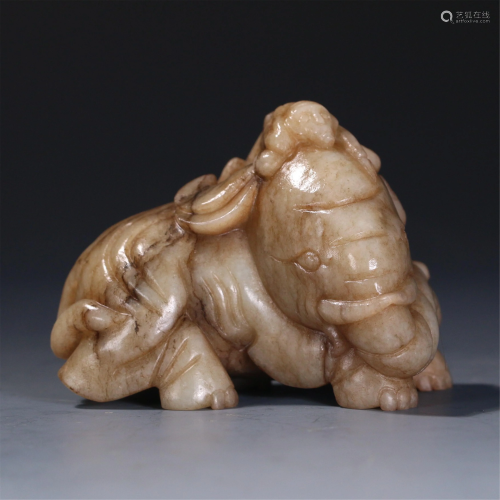 A CHINESE JADE CARVING OF AN ELEPHANT