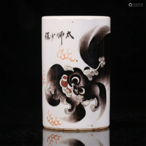 A CHINESE MO-CAI LIONS PORCELAIN HAT HOLDER