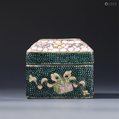 A CHINESE FAMILLE ROSE PORCELAIN BOX AND COVER