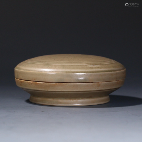 A CHINESE LONGQUAN-TYPE INCISED CELADON BOX AND COVER