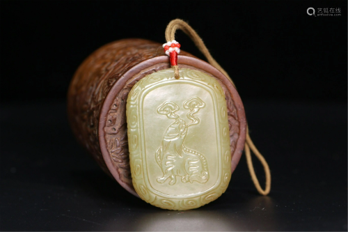 A CHINESE CARVED YELLOW JADE PENDANT