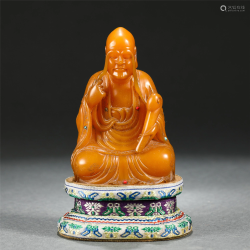 A CHINESE SOAPSTONE CARVED FIGURINE DECORATION