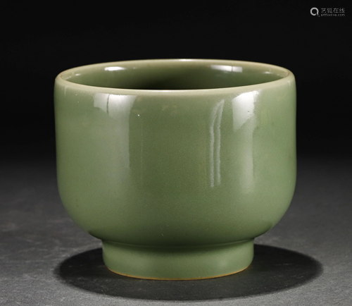 A CHINESE CELADON GLAZED PORCELAIN BOWL