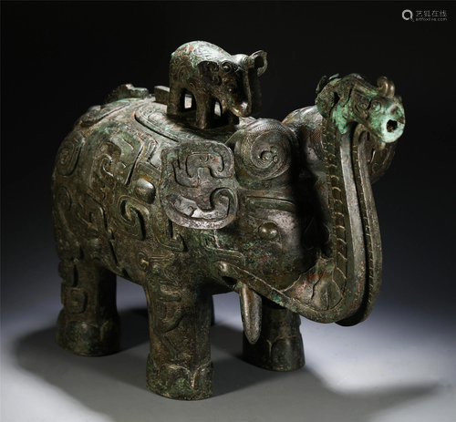 A CHINESE MOTHER-AND-SON ELEPHANTS BRONZE VESSEL