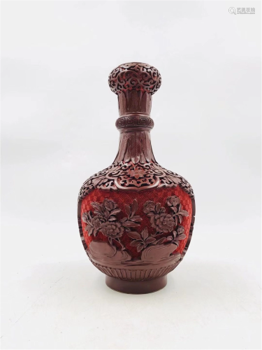 A CARVED LACQUER FLORAL GARLIC-HEAD VASE