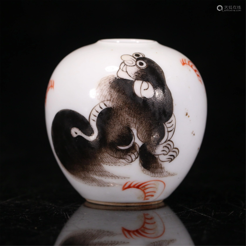 A CHINESE MO-CAI LIONS PORCELAIN JAR