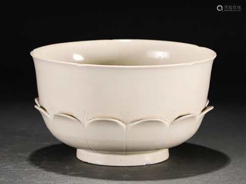 A CHINESE WHITE GLAZED LOTUS SHAPED PORCELAIN BOWL