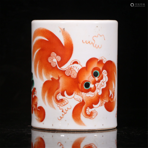 A CHINESE IRON-RED AND GREEN LIONS PORCELAIN BRUSH POT