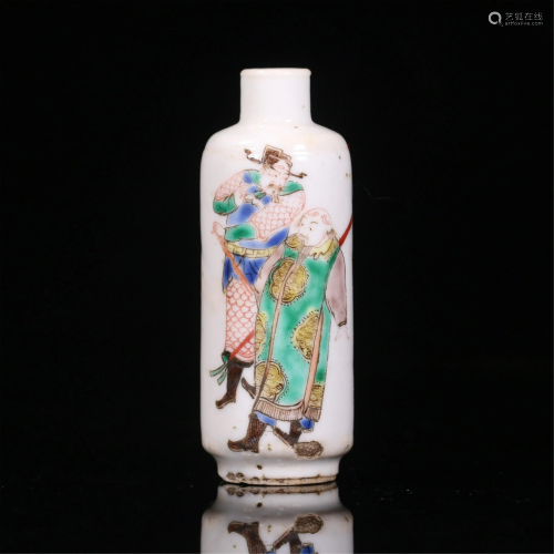 A CHINESE FAMILLE ROSE FIGURAL PORCELAIN SNUFF BOTTLE