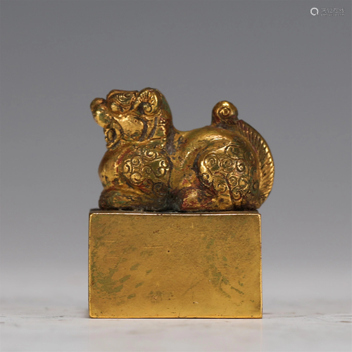 A CHINESE BRONZE GILT BEAST SEAL