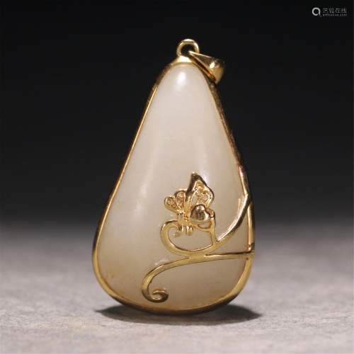 A CHINESE GOLD MOUNTED JADE PENDANT