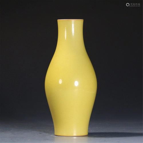 A CHINESE GUAN TYPE YELLOW GLAZED PORCELAIN VASE