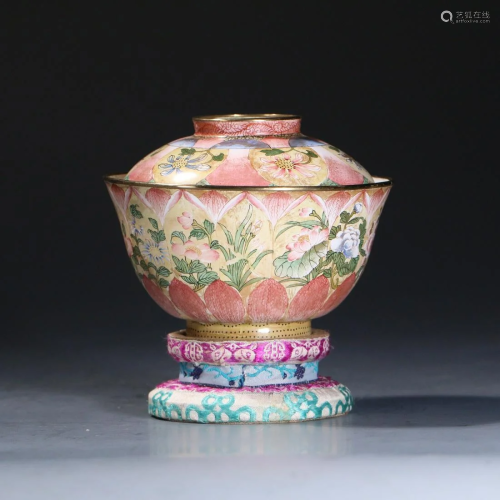 A CHINESE ENAMEL PAINTED BOWL AND COVER