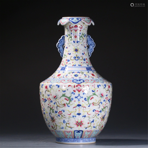 A CHINESE DOU-CAI PORCELAIN VASE WITH DOUBLE HA…