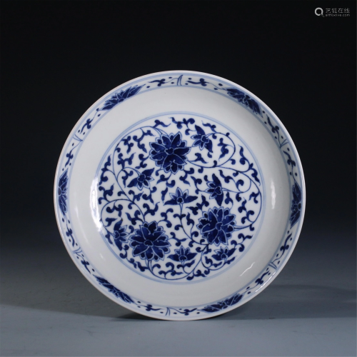 A CHINESE GUAN TYPE BLUE AND WHITE PORCELAIN PLATE