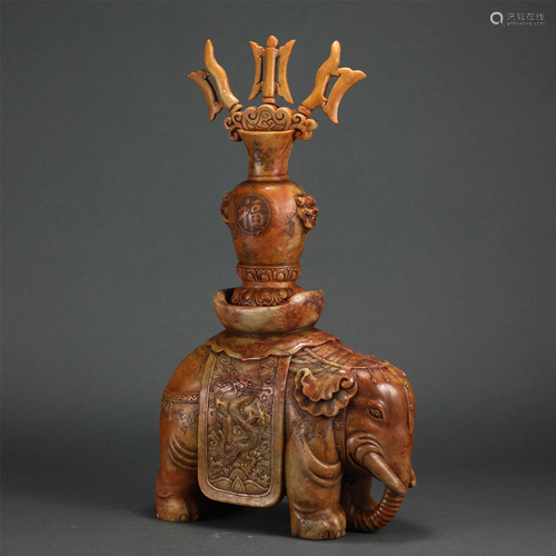 A CHINESE SOAPSTONE ELEPHANT AND VASE DECORATION