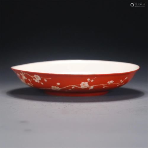 A CHINESE CORAL RED GLAZE WHITE FLOWERS PORCELAIN PLATE