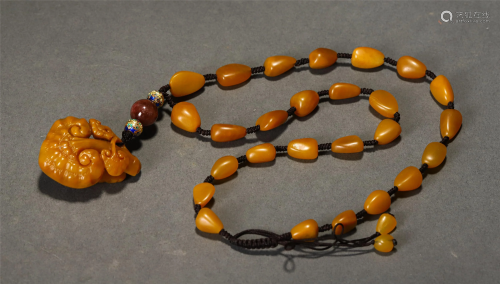 A CHINESE SOAPSTONE NECKLACE AND PENDANT