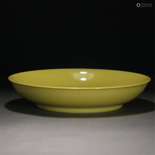 A CHINESE GUAN TYPE YELLOW GLAZE PORCELAIN PLATE