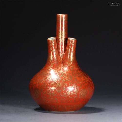 A CHINESE RED GLAZE GOLD-PAINTED PORCELAIN VASE