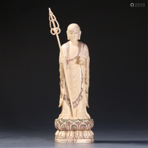 A CHINESE CARVED STATUETTE OF BUDDHA