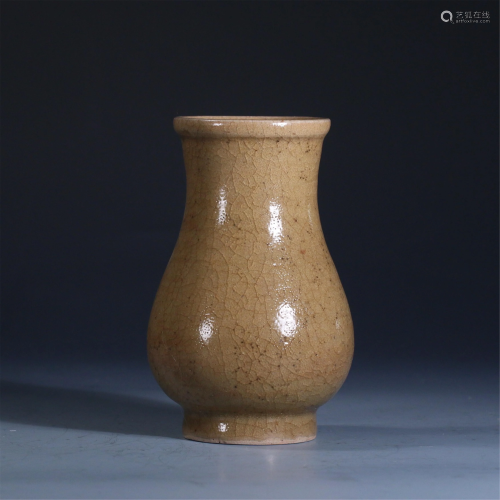 A CHINESE GUAN TYPE PORCELAIN VASE