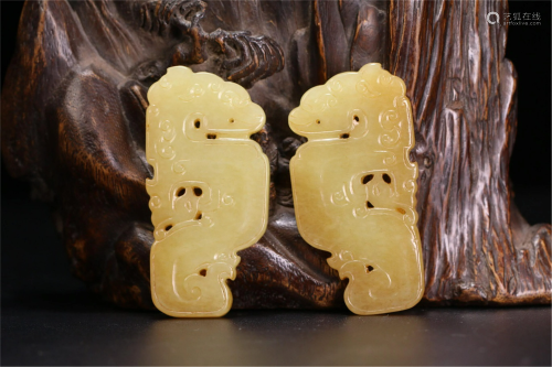 A PAIR OF CHINESE JADE CARVINGS