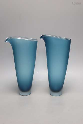 A pair of 1980's Jestyn Davis glass vases for London Glass W...