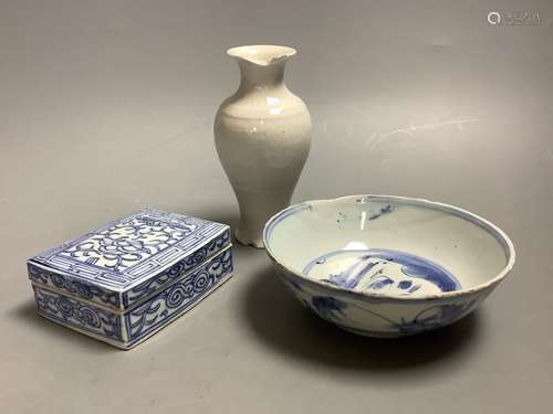 A 17th century Chinese blue and white bowl, 13cm diameter, a...