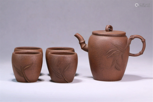 A SET OF CHINESE INCISED YIXING CLAY TEA POT AND CUPS