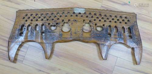 A late 18th/early 19th century oxen yoke, width 110cm