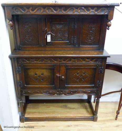 An oak court cupboard, 99 cm wide, 137 cm high, 40 cm deep