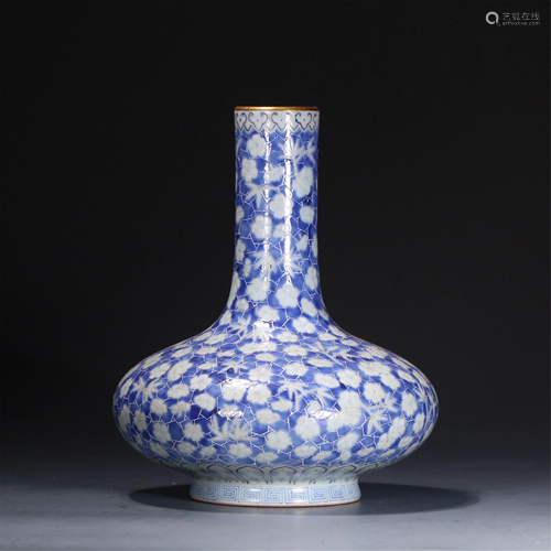 A CHINESE BLUE AND WHITE PORCELAIN VASE