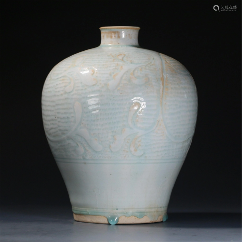 A CHINESE HUTIAN-TYPE INCISED PORCELAIN VASE